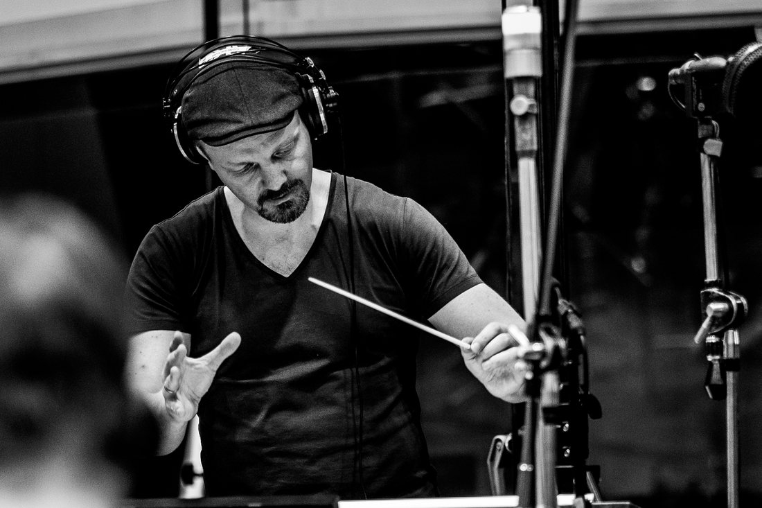 Alex Komlew conducting